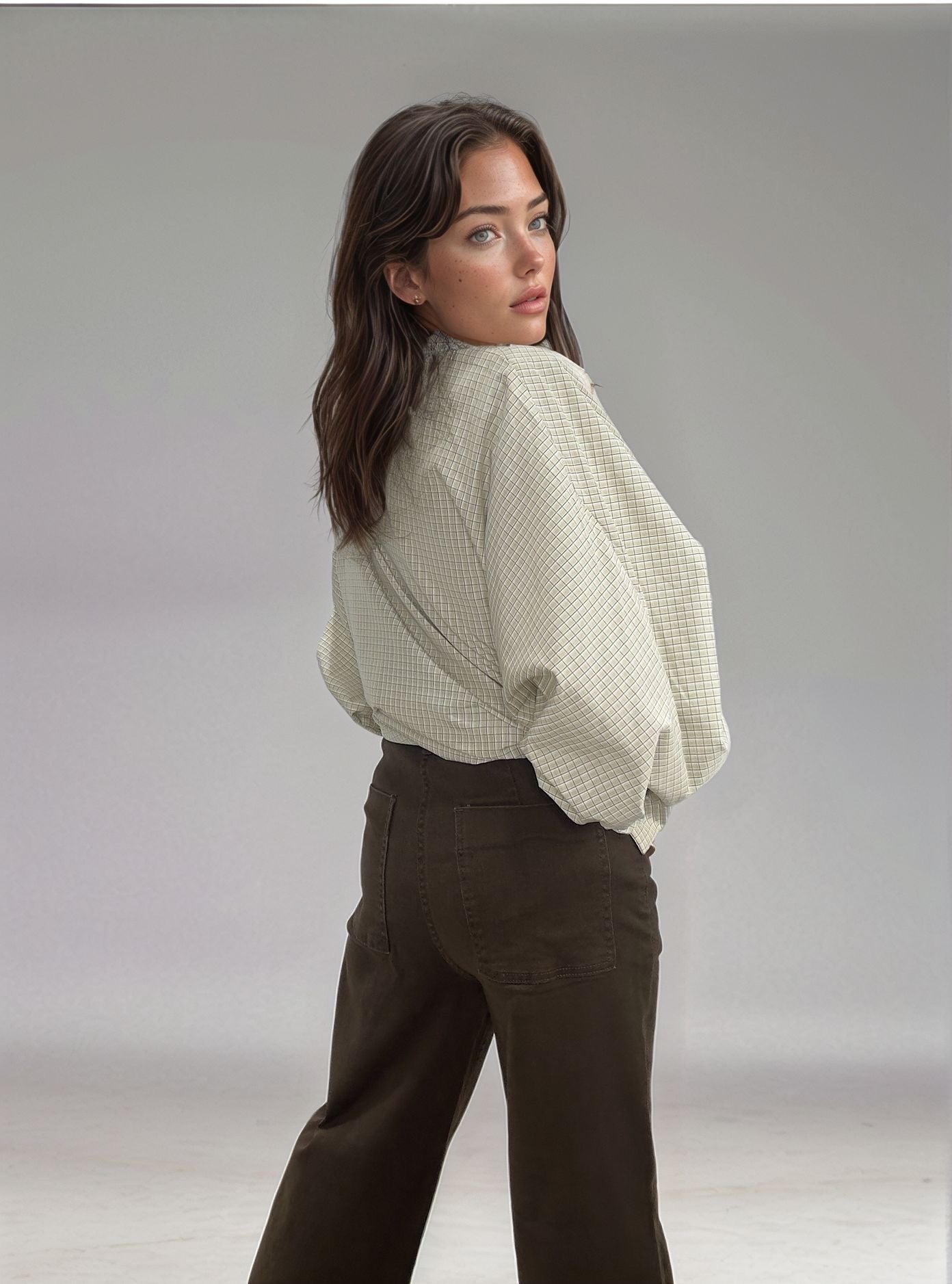 Vista de corpo inteiro das Calças Marta castanhas, mostrando o design moderno que valoriza as curvas.