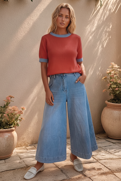 Modelo loira com Culotes de ganga do S ao XL e camisola de riscas rosa e vermelha 