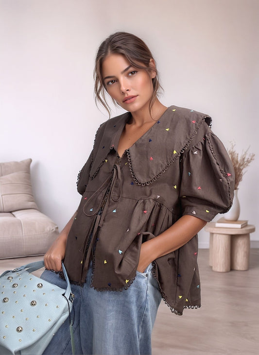 blusa-feminina-100-algodao-castanha-com-coracoes-coloridos-bordados-e-mangas-bufantes