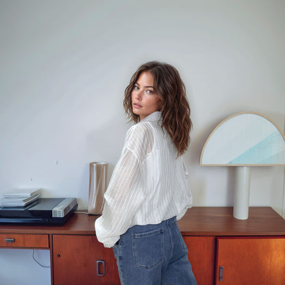 Ângulo lateral da Blusa Olívia em tamanho único, demonstrando a amplitude da cava de 64cm e o conforto da peça que veste até o tamanho 42.