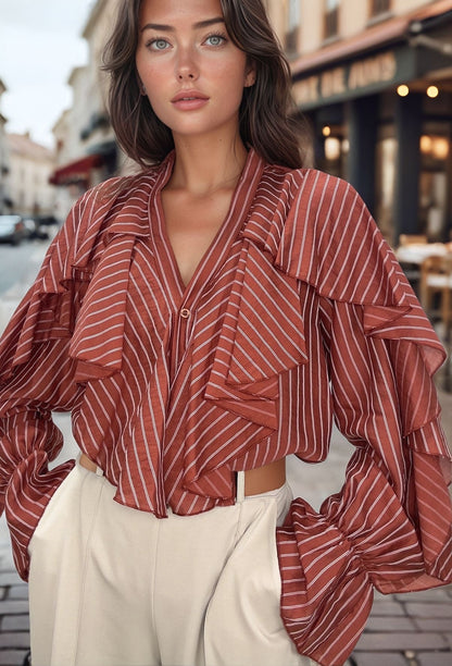 Blusa Aurora em tom telha em modelo de cabelo castanho, destacando o corte elegante e fluido