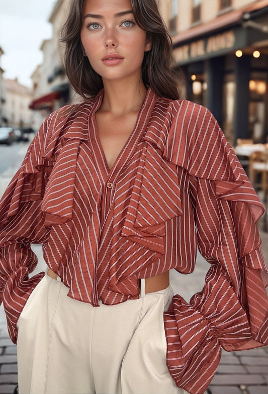 Blusa Aurora em tom telha em modelo de cabelo castanho, destacando o corte elegante e fluido