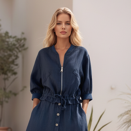 Detalhe do ajuste nas mangas e gola da Bomber Riviera em linho azul marinho.