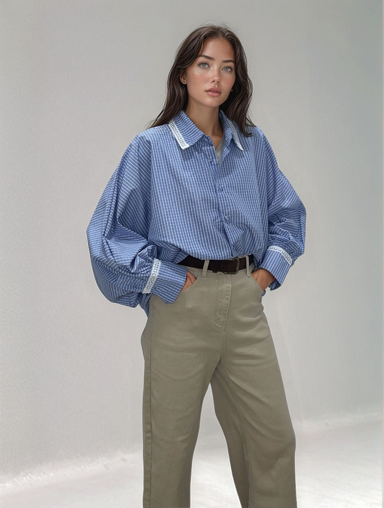 Foto das Calças Marta em bege claro, focando no corte que não aperta no tornozelo e favorece a silhueta.