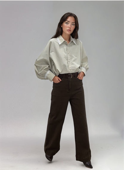 Detalhe das Calças Marta cor chocolate, realçando o tecido de algodão e a elasticidade nas ancas.