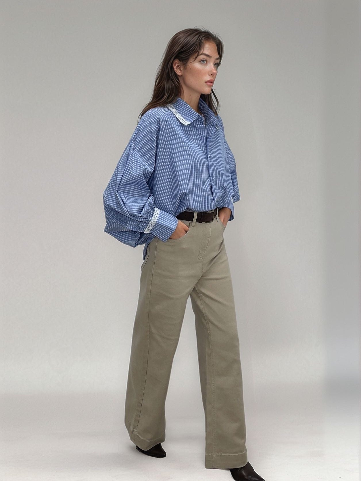 Calças Marta na cor bege, vestidas por modelo em pose frontal, evidenciando o tom neutro e elegante.