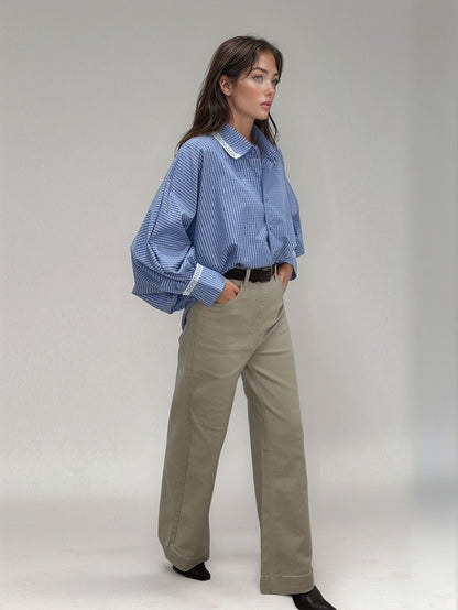 Calças Marta na cor bege, vestidas por modelo em pose frontal, evidenciando o tom neutro e elegante.