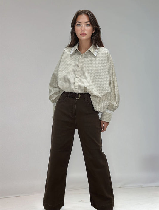 Modelo de cabelo castanho usando as Calças Marta em castanho chocolate, com corte reto e ajuste confortável.