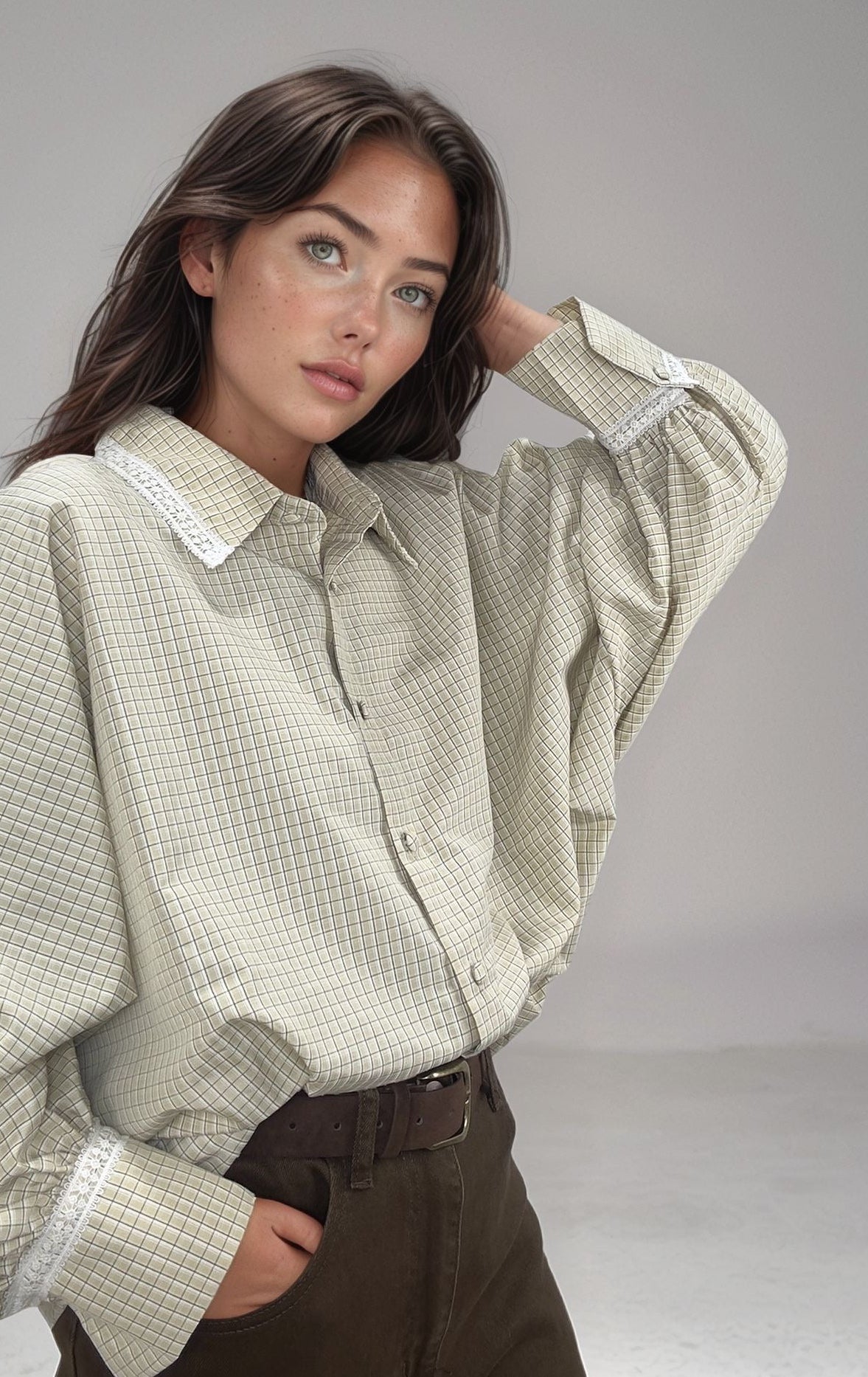 Modelo com as Calças Marta vestindo a Camisa Justine em xadrez bege, destacando a renda no colarinho.