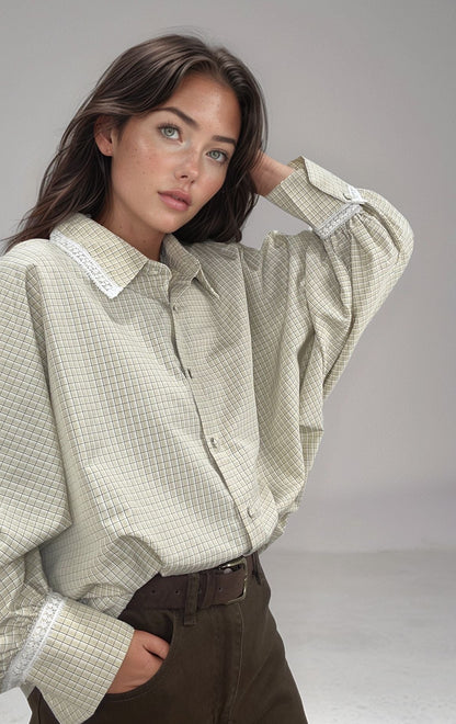 Modelo com as Calças Marta vestindo a Camisa Justine em xadrez bege, destacando a renda no colarinho.