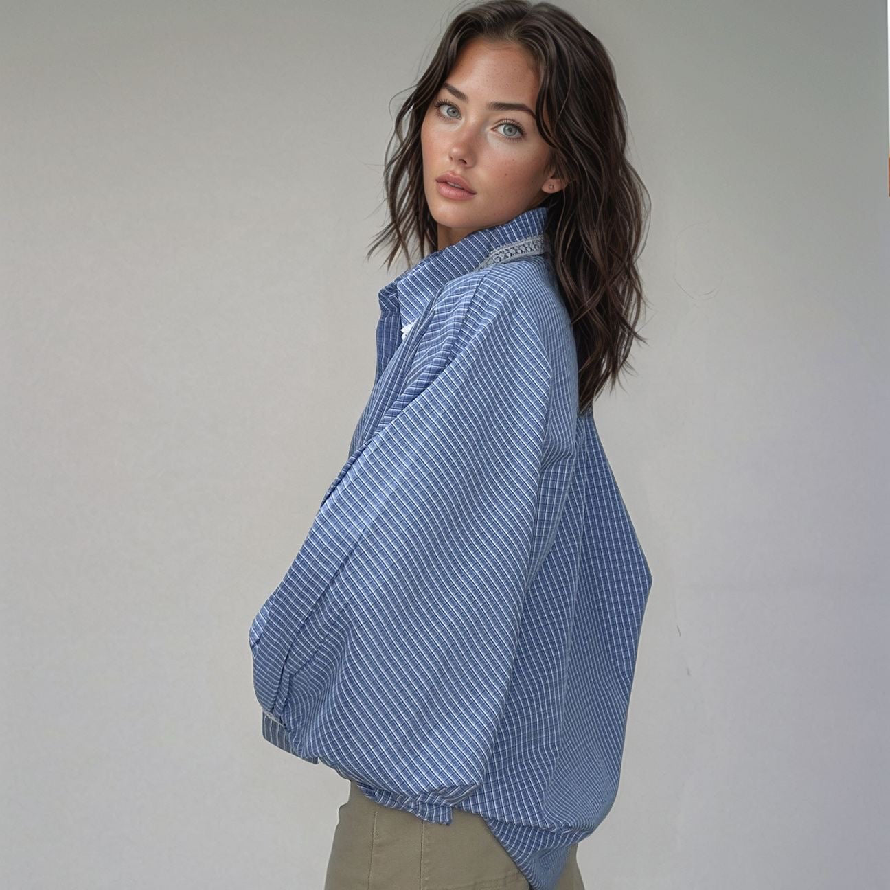 Look completo com a Camisa Justine e calças de ganga, evidenciando a versatilidade do tamanho único que veste até ao