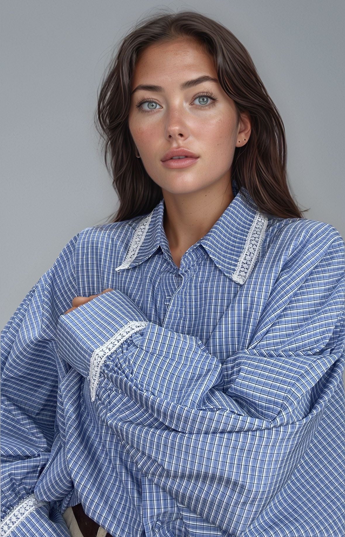 Detalhe da Camisa Justine em azul xadrez, focando a renda colarinho e punhos