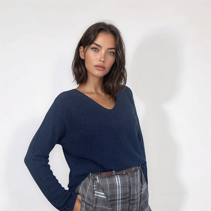 Camisola Kika de malha azul-marinho, com decote em V e mangas compridas, combinada com calças de xadrez cinzento. Moda feminina Josephine.