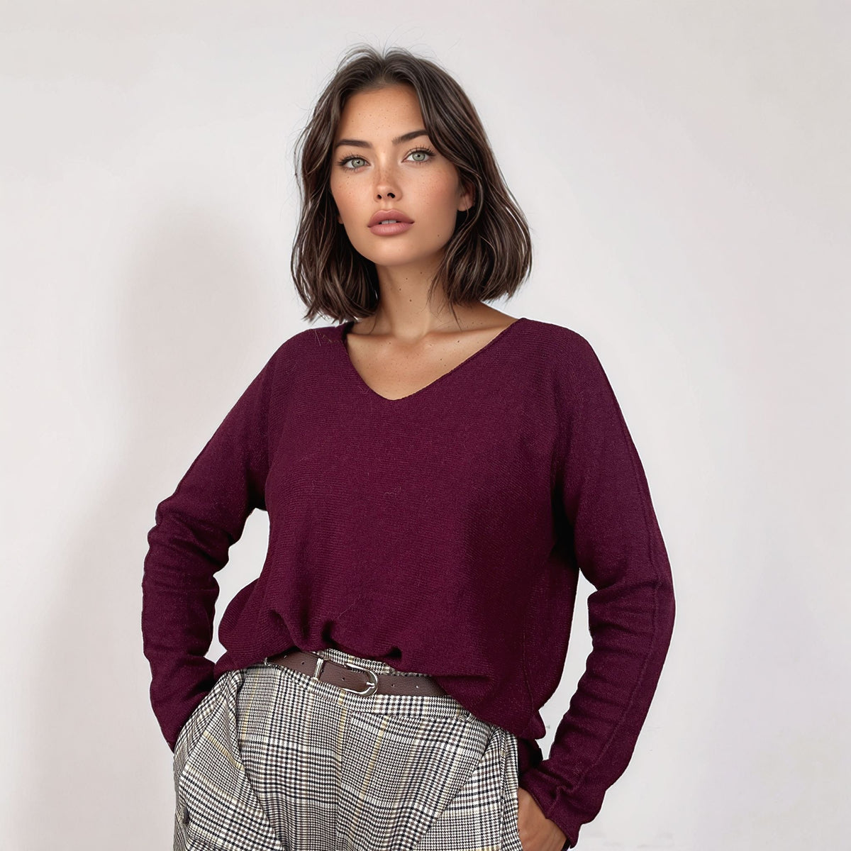 Camisola Kika de malha bordeaux, com decote em V e mangas compridas, combinada com calças de xadrez. Moda feminina Josephine.