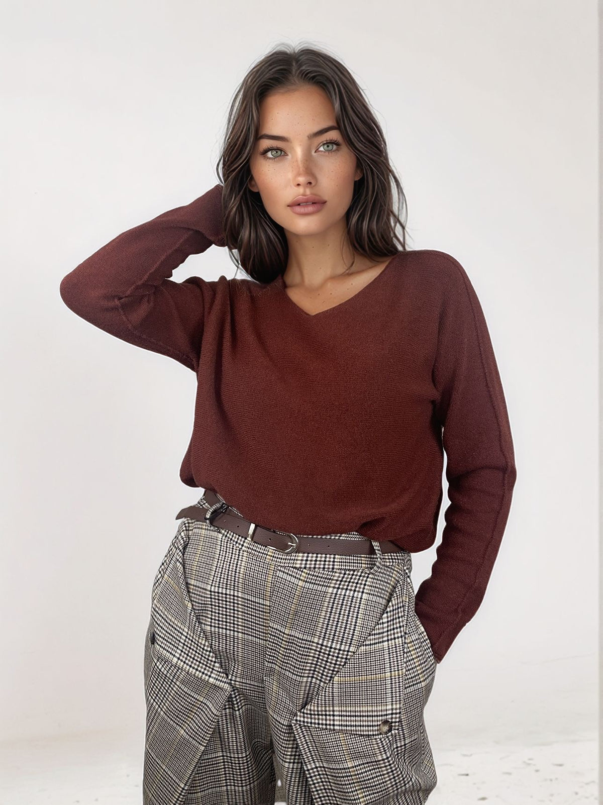 Camisola Kika de malha cor telha, com decote em V e mangas compridas, combinada com calças de xadrez. Moda feminina Josephine.