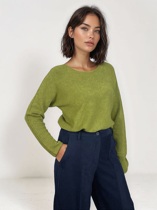 Camisola Kika de malha verde-abacate, com mangas compridas, combinada com calças largas azul-marinho. Moda feminina Josephine.