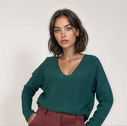 Camisola Kika de malha verde profundo, com decote em V e mangas compridas, combinada com calças bordô. Moda feminina Josephine.