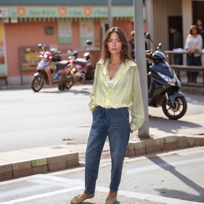 A base de qualquer guarda-roupa versátil. As Calças Sophie trazem o corte mom fit que amamos com o conforto que não dispensamos. Combine com a Blusa Olívia para um conjunto sofisticado e prático