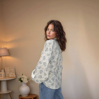 close-up-tecido-floral-azul-detalhe-artesanal-renda-blusa-romantica