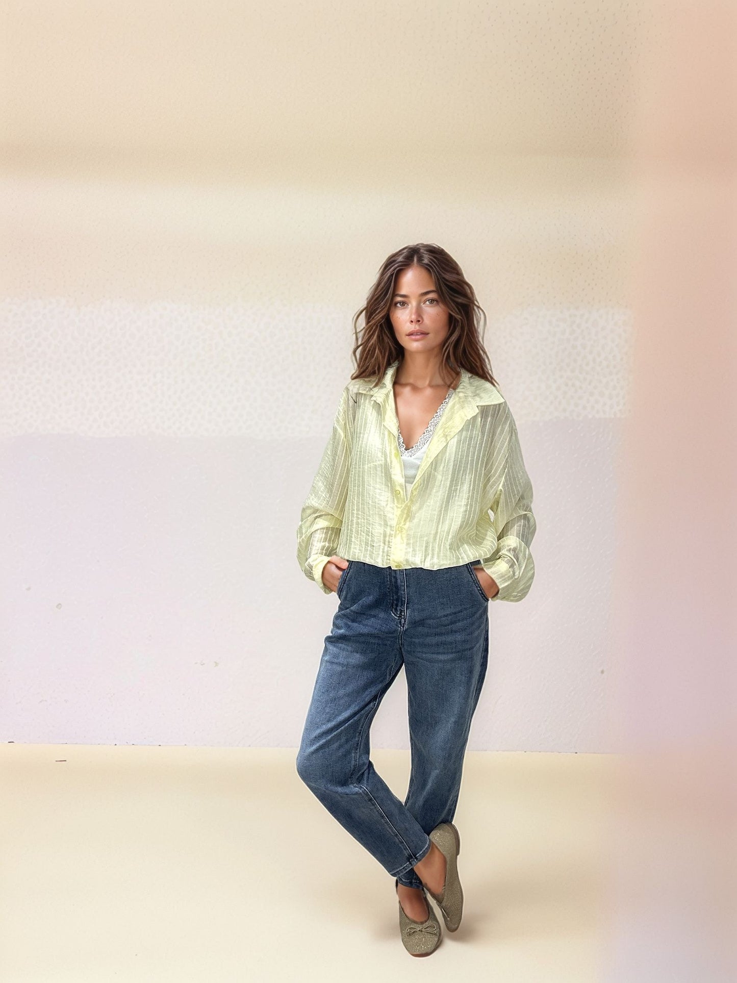 Cintura subida e lavagem média: o duo dinâmico da estação. Note o acabamento premium e a tonalidade clássica que faz destas calças a peça mais fácil de combinar do seu armário