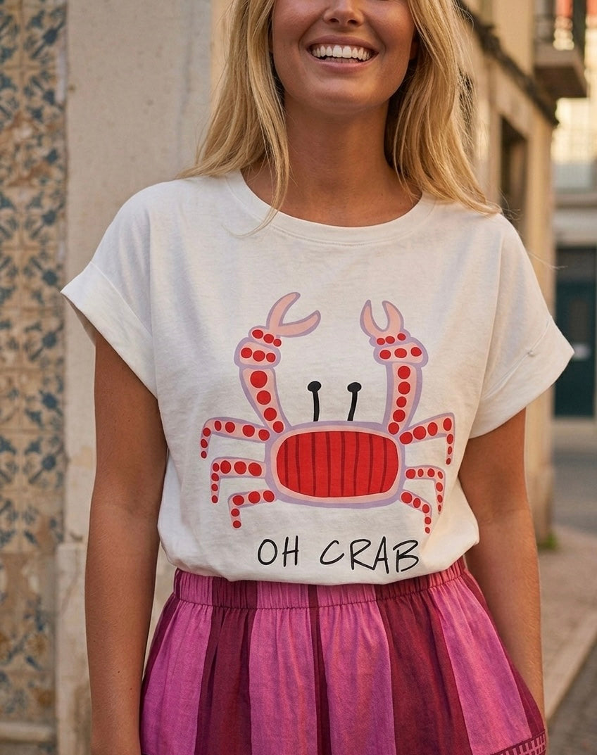 Pormenor do estampado exclusivo Oh Crab na T-shirt de algodão da Josephine
