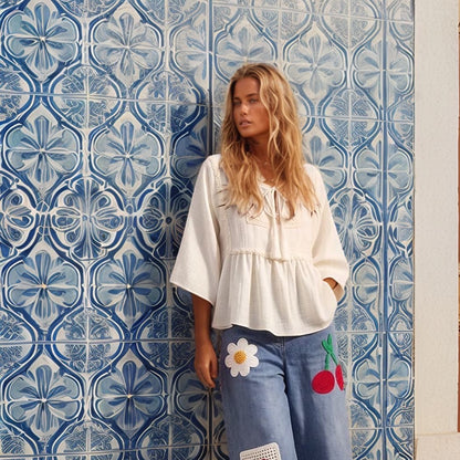Modelo a usar o coordenado completo da Josephine, composto pela blusa e calções Riviera em ambiente de verão